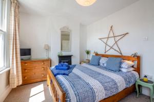 a bedroom with a bed and a dresser and a television at 2 Bed in Beaumaris oc-wai218 in Beaumaris