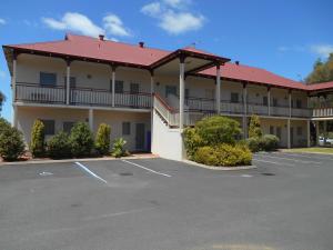 um hotel com um parque de estacionamento em frente em Esplanade Hotel Busselton em Busselton