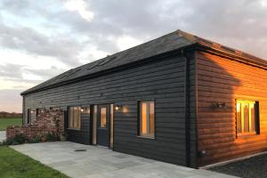 a small wooden house with a patio at 2 Bed in Newton oc-swro in Sudbury