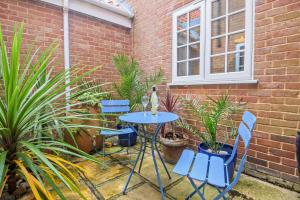 a patio with a table and chairs and plants at 4 Bed in Southwold oc-hsumme in Reydon