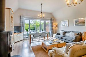 a living room with a couch and a table at 4 Bed in Southwold oc-hsumme in Reydon