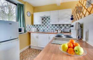a kitchen with a bowl of fruit on the counter at 2 Bed in Berwick-upon-Tweed oc-nb678 in Lowick +9 photos