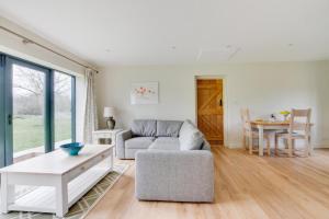 a living room with a couch and a table at 2 Bed in Weybread oc-tclwey in Needham