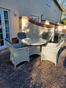 a group of chairs and a table and chairs at 2 Bed in Walberswick oc-5mart in Walberswick +2 photos