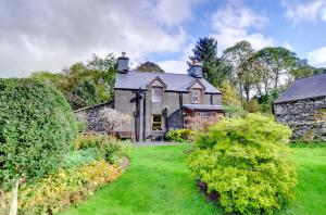 an old stone house with a green yard at 3 Bed in Dolgellau oc-wah464 in Llanfachreth