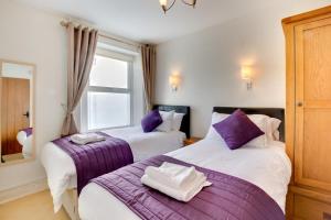 two beds in a room with purple and white at 2 Bed in Mumbles oc-hh382 in The Mumbles