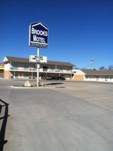 una señal para un motel Brooks en un estacionamiento en Brooks Motel, en Norton