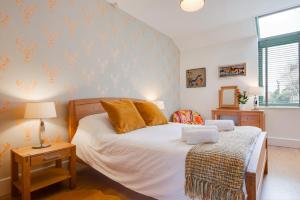 a bedroom with a bed and a table with a lamp at 2 Bed in Holt oc-2274 in Holt