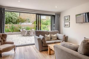 a living room with two couches and a table at 3 Bed in Aldeburgh oc-16afaw in Aldeburgh
