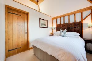 a bedroom with a large bed with a wooden headboard at 2 Bed in Beckley oc-rh1116 in Beckley