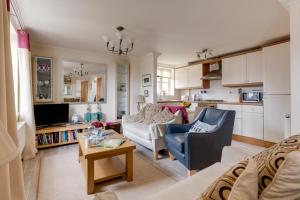 a living room with a couch and a table at 2 Bed in Reydon oc-aatheh in Reydon