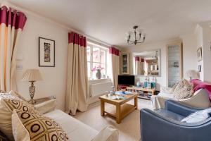 a living room with a couch and a table at 2 Bed in Reydon oc-aatheh in Reydon