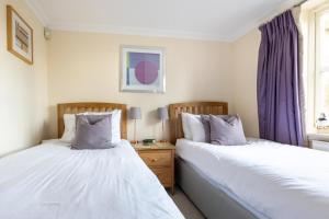 two beds sitting next to each other in a bedroom at 2 Bed in Reydon oc-aatheh in Reydon