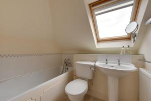 a bathroom with a sink and a toilet and a bath tub at 2 Bed in Reydon oc-aatheh in Reydon +7 photos