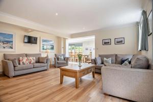 a living room with two couches and a table at 7 Bed in Aldeburgh oc-midba in Aldeburgh