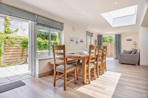 a dining room with a table and chairs at 7 Bed in Aldeburgh oc-midba in Aldeburgh