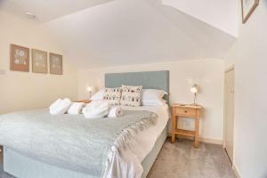 a bedroom with a bed with white sheets and pillows at 7 Bed in Aldeburgh oc-midba in Aldeburgh