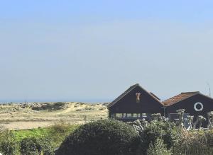 a black house sitting on top of a beach at 3 Bed in Walberswick oc-aaferr in Walberswick