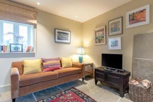a living room with a couch and a television at 2 Bed in Brassington oc-dcgol in Brassington