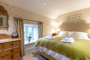 a bedroom with a large bed and a window at 2 Bed in Brassington oc-dcgol in Brassington