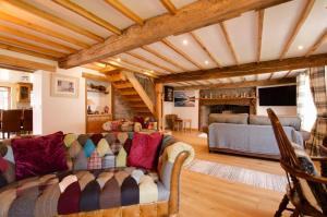 a living room with a couch and a tv at 4 Bed in Cray oc-bow288 in Cray