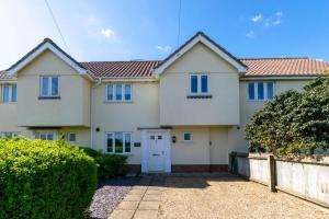 a large white house with a fence at 3 Bed in Southwold oc-fie2 in Reydon