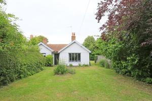 a white house with a yard in front of it at 4 Bed in Walberswick oc-ltm in Walberswick