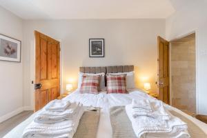 a bedroom with a bed with white sheets and pillows at 3 Bed in Crich oc-dcivyd in Crich