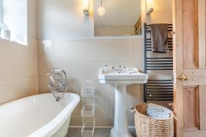 a bathroom with a bath tub and a sink at 3 Bed in Crich oc-dcivyd in Crich +19 photos