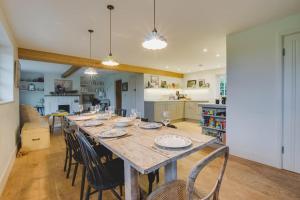 a dining room with a long table and chairs at 3 Bed in Walberswick oc-spinn in Walberswick