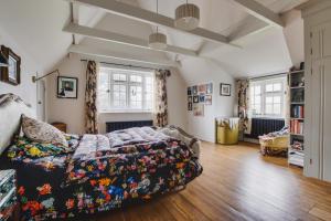 a bedroom with a large bed with a colorful blanket at 3 Bed in Walberswick oc-spinn in Walberswick
