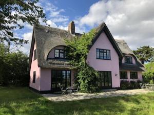 a house with a thatched roof at 3 Bed in Walberswick oc-spinn in Walberswick