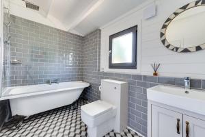 a bathroom with a tub and a toilet and a sink at 2 Bed in Stradbroke oc-wopl in Stradbroke +12 photos
