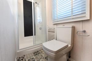a bathroom with a toilet and a shower at 2 Bed in Abersoch oc-atacam in Abersoch +11 photos
