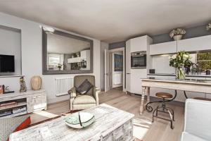 a living room with a table and a kitchen at 1 Bed in Bath oc-bhr48 in Bath