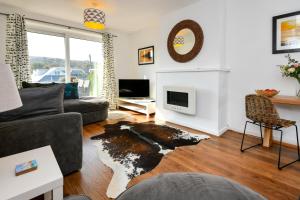a living room with a couch and a tv at 3 Bed in Pwllheli oc-hillvi in Llanbedrog