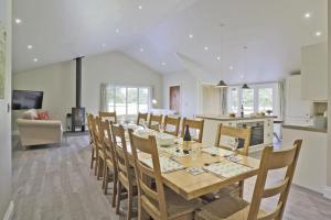 a dining room and kitchen with a table and chairs at 10 Bed in Barsham oc-rrest in Beccles
