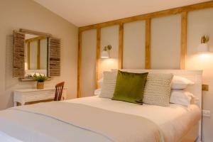 a bedroom with a white bed with a green pillow at 1 Bed in Wadhurst oc-tw673 in Wadhurst