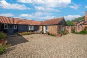 a house with a gravel driveway in front of it at 1 Bed in Middleton oc-rosc in Middleton