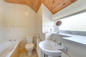 a bathroom with a toilet and a tub and a sink at 3 Bed in Pwllheli oc-wag486 in Bryncroes +10 photos