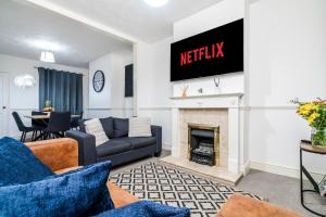 a living room with a couch and a fireplace at 2 Bedroom 5 Single Beds WiFi in Northampton