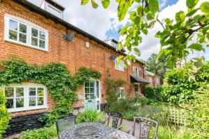 a brick house with a table and chairs in the yard at 4 Bed in Halesworth oc-5river in Halesworth