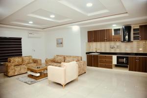 a living room with two chairs and a couch and a table at 2-Bed Luxury Flat - Pet Friendly - Pool - Gym in Lagos