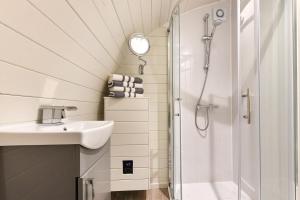 a bathroom with a sink and a shower at 4 Bed in Abersoch oc-egrypo in Abersoch +17 photos