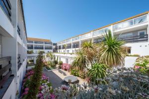 an apartment building with a courtyard with plants at 2 Bed in St. Ives oc-18stn in St Ives