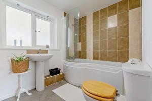 a bathroom with a toilet and a sink and a tub at 5 Bed in St. Merryn oc-t27899 in Saint Merryn +35 photos