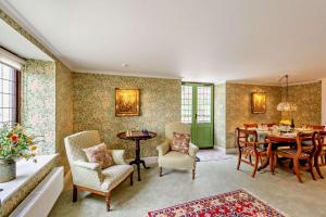 a dining room with a table and chairs at 2 Bed in Minster On Sea oc-p29942 in Minster