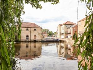 a view of a canal in a town with buildings at 3 Bed in Ripon oc-t33753 in Ripon