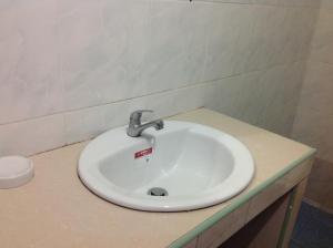a white sink in a bathroom with at Bambus Motel in Jomtien Beach