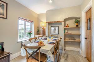 a dining room with a table and chairs at 3 Bed in Fulbeck oc-v33643 in Fulbeck +21 photos